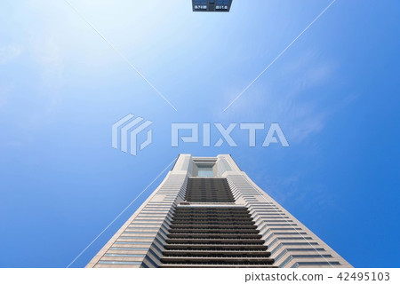 在晴朗的天空中站立的地標塔 42495103