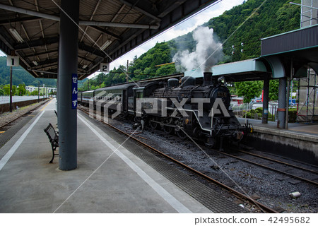 SL列車進入靜岡縣Oigawa Tetsudo Chisutei站的家 SL列車進入靜岡縣Oigawa Tetsudo Chisutei站的家 42495682
