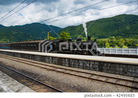 SL列車進入靜岡縣Oigawa Tetsudo Chisutei站的家 SL列車進入靜岡縣Oigawa Tetsudo Chisutei站的家 42495683