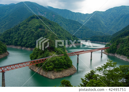 南阿爾卑斯山公寓和線Oigawa鐵路Ikawa線Soko湖在Oku Oi湖頂站的卡車火車即將到來 南阿爾卑斯山公寓和線Oigawa鐵路Ikawa線Soko湖在Oku Oi湖頂站的卡車火車即將到來 42495751