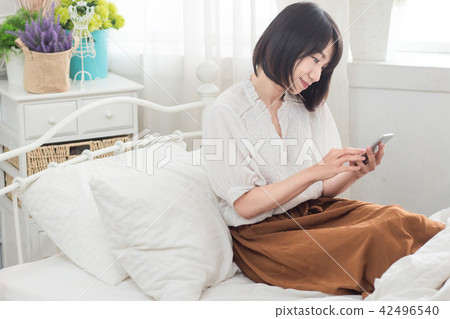 在床上滑手機的少女 在床上滑手機的少女 42496540