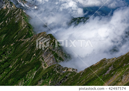Ridgeline到Goryu-dake那裡的春天從鹿島Atsugatake·南豐出現的雲 Ridgeline到Goryu-dake那裡的春天從鹿島Atsugatake·南豐出現的雲 42497574
