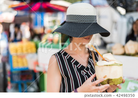 woman hold a coconut 42498350