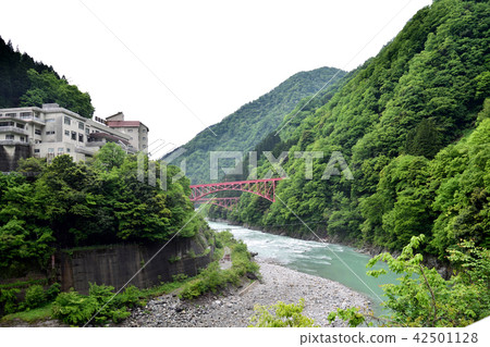 Shin Yama-Biki Bridge和Kurobe River Kawahara Shin Yama-Biki Bridge和Kurobe River Kawahara 42501128