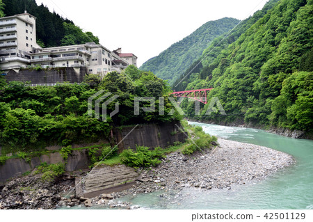 Shin Yama-Biki Bridge和Kurobe River Kawahara Shin Yama-Biki Bridge和Kurobe River Kawahara 42501129