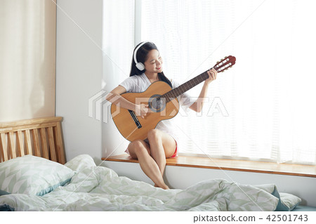 Playing alone in a single life home Playing alone in a single life home 42501743