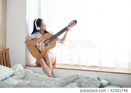 Playing alone in a single life home Playing alone in a single life home 42501746