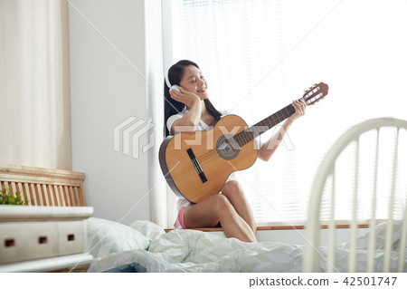 Playing alone in a single life home 42501747