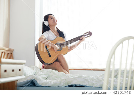 Playing alone in a single life home Playing alone in a single life home 42501748