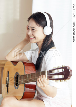 Playing alone in a single life home Playing alone in a single life home 42501754
