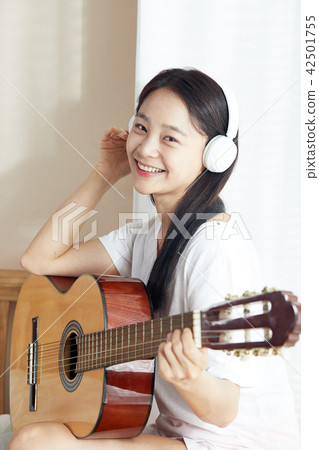 Playing alone in a single life home Playing alone in a single life home 42501755