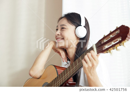 獨自在一個人的家中玩耍 獨自在一個人的家中玩耍 42501756