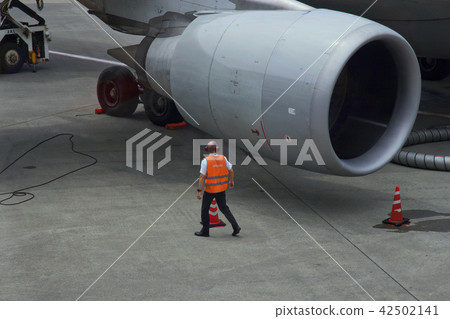 Airport mechanic 42502141