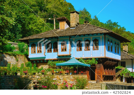 Two-storey House on a Hill Slope Two-storey House on a Hill Slope 42502824