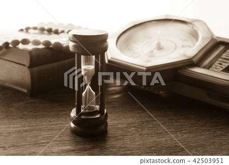 沙漏父親的時鐘棕褐色壁鐘每小時古董 沙漏父親的時鐘棕褐色壁鐘每小時古董 42503951