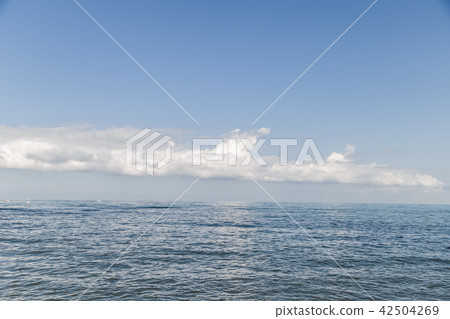 View of the sea, waves and calm wind. 42504269