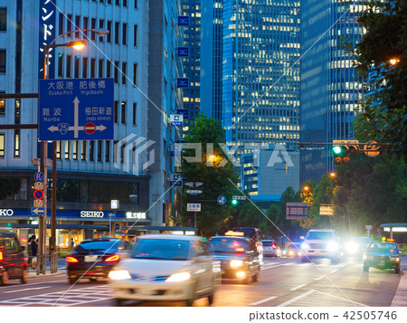 Dusk of the Osaka Yodoyabashi intersection Dusk of the Osaka Yodoyabashi intersection 42505746