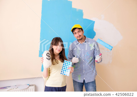 Husband and wife doing renovation at home 42506022