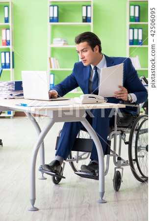 Disabled businessman working in the office 42506095