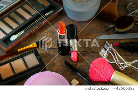 Cosmetics on old wood 42506382