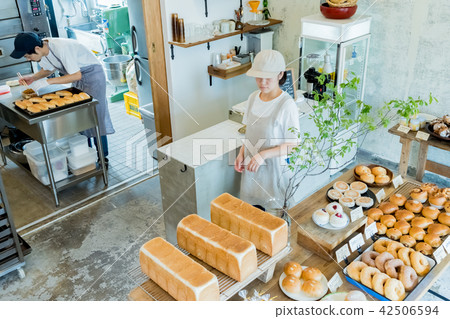 新鮮出爐的麵包 42506594