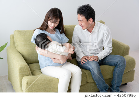 Family image, holding, holding 42507980