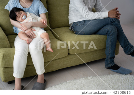 Image of family collapse, fight 42508615