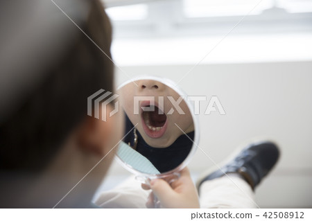 牙科中的兒童 42508912