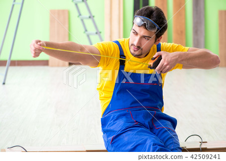 Professional contractor laying flooring at home 42509241