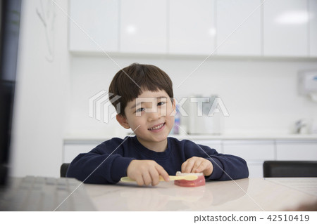 去看牙醫的孩子 42510419
