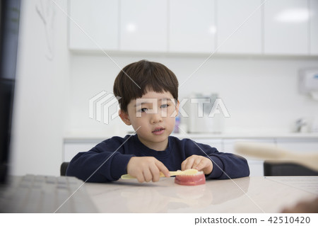 去看牙醫的孩子 42510420
