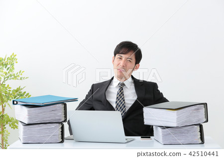 Businessman overtime office 42510441