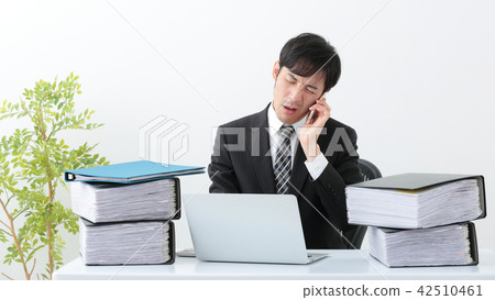 Businessman overtime office 42510461
