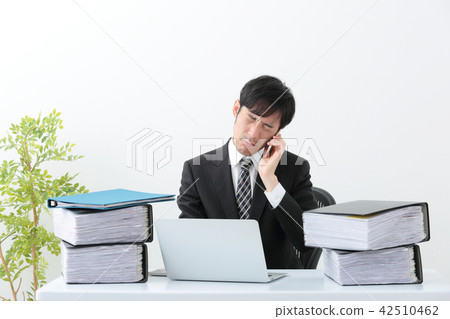Businessman overtime office 42510462