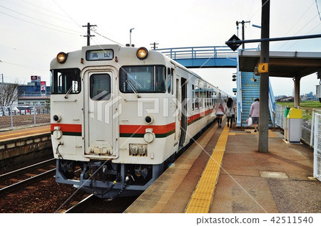 高山幹線正常火車停在長森站(Kiha 40系列) 高山幹線正常火車停在長森站(Kiha 40系列) 42511540
