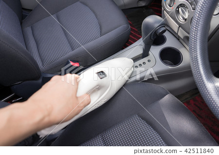 Cleaning in the car with a cordless cleaner 42511840