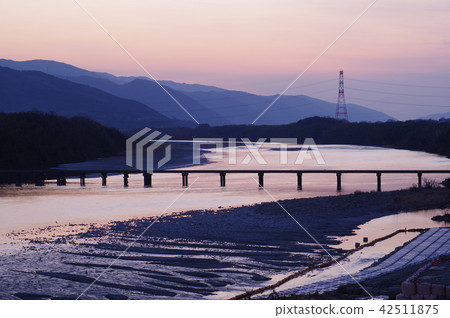 黃昏橋在Waki市黃昏 黃昏橋在Waki市黃昏 42511875