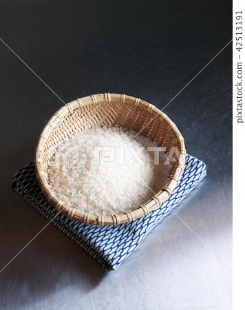 在進入竹猴的米不銹鋼櫃檯上 在進入竹猴的米不銹鋼櫃檯上 42513191