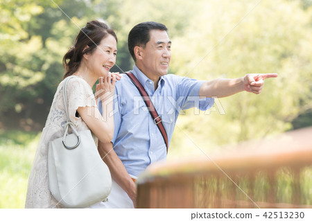 旅行在避暑勝地的中間資深夫婦 42513230