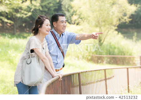 旅行在避暑勝地的中間夫婦 42513232