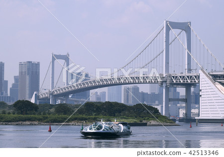 東京的日本城市景觀景觀彩虹橋和Emeraldas（在開始運營前的調試期間）=於7月24日拍攝 42513346