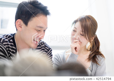 一對夫婦笑著說話 42514794