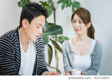一對夫婦笑著說話 一對夫婦笑著說話 42514824