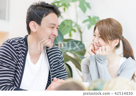 A couple who talks with a smile 42514830