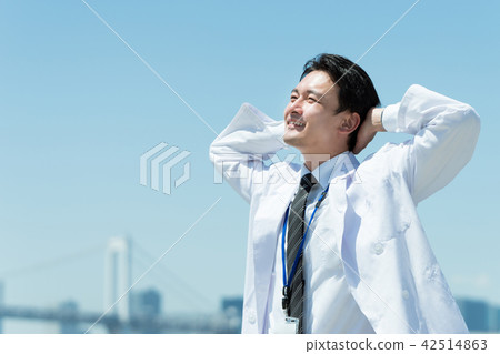 放鬆用他的在他的頭的手的醫生 放鬆用他的在他的頭的手的醫生 42514863