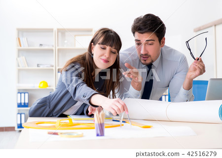 Engineers working on new project 42516279