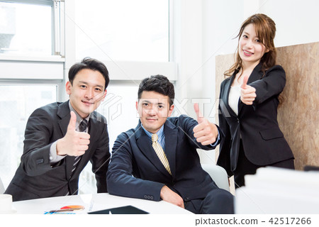 Pose with three colleagues Pose with three colleagues 42517266