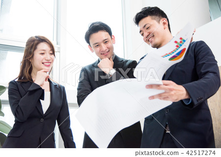 3 people meeting · smile · paper material 42517274