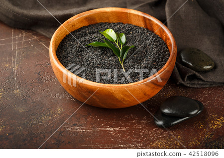 Black sesame seed 42518096