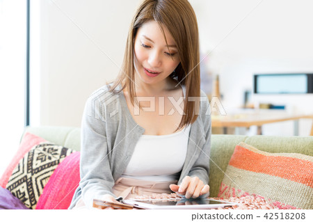 A woman to settle with a credit card on a tablet PC 42518208
